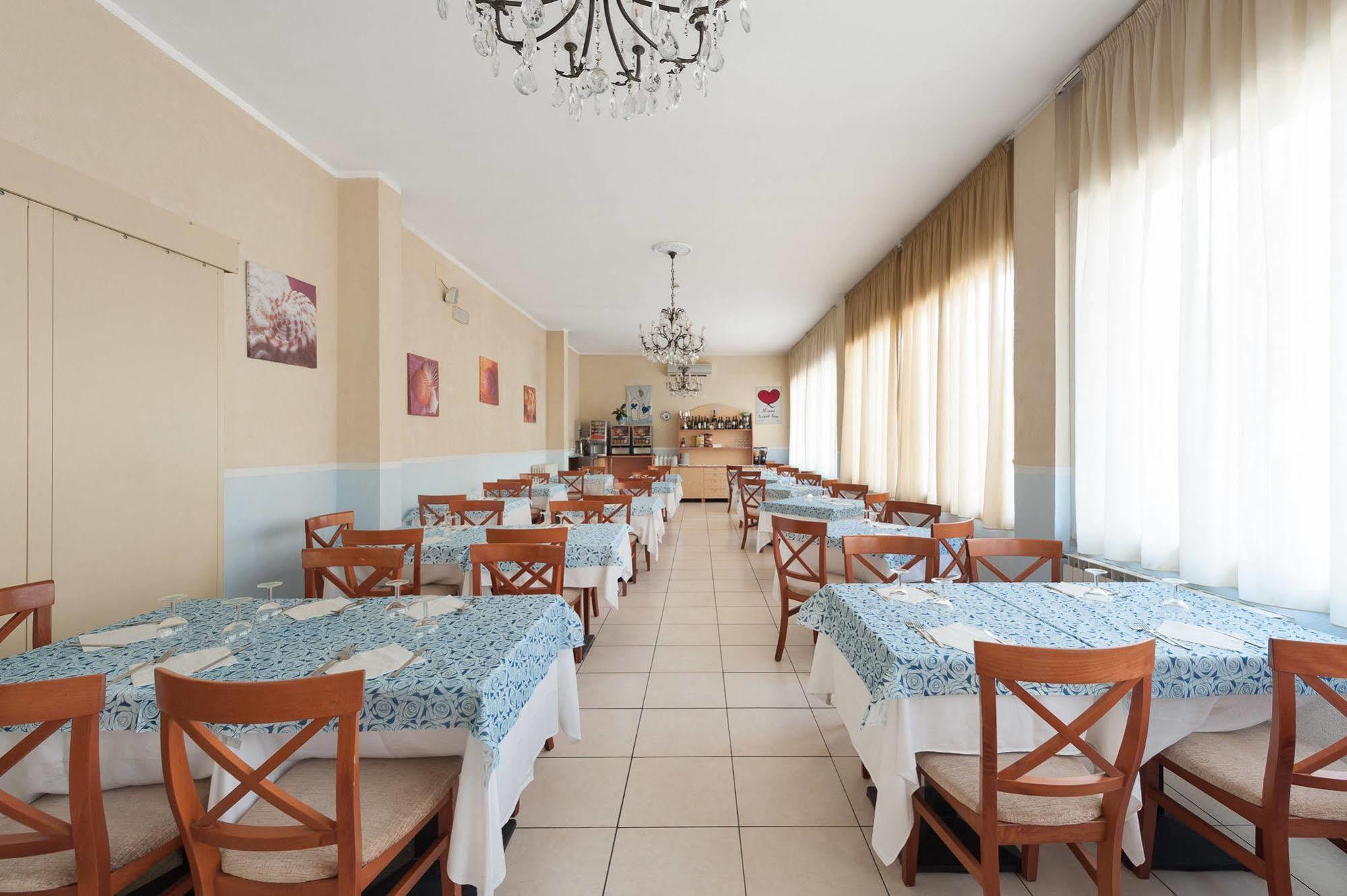 Regina Hotel E Ristorante Punta Marina Exteriér fotografie