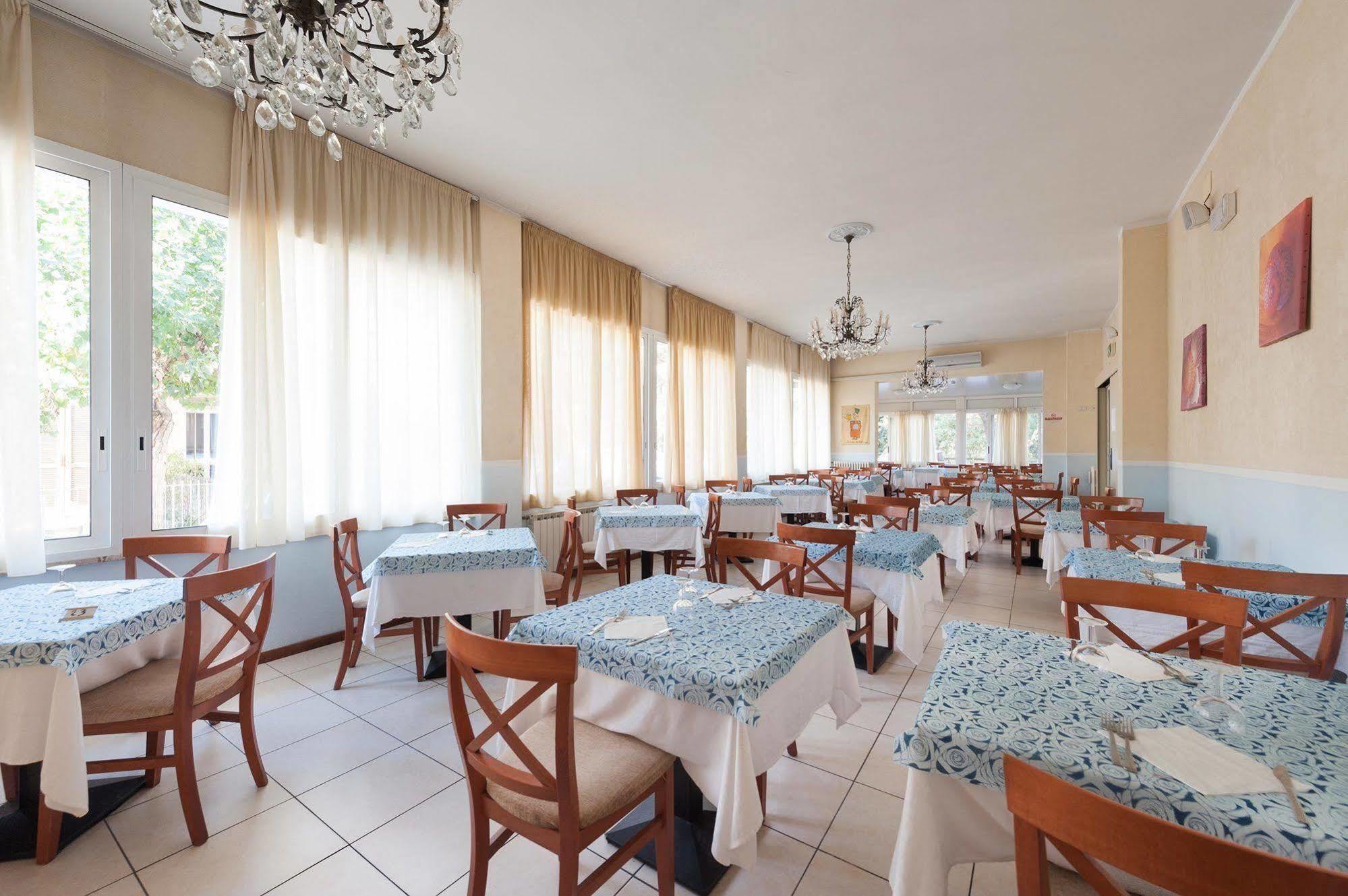 Regina Hotel E Ristorante Punta Marina Exteriér fotografie