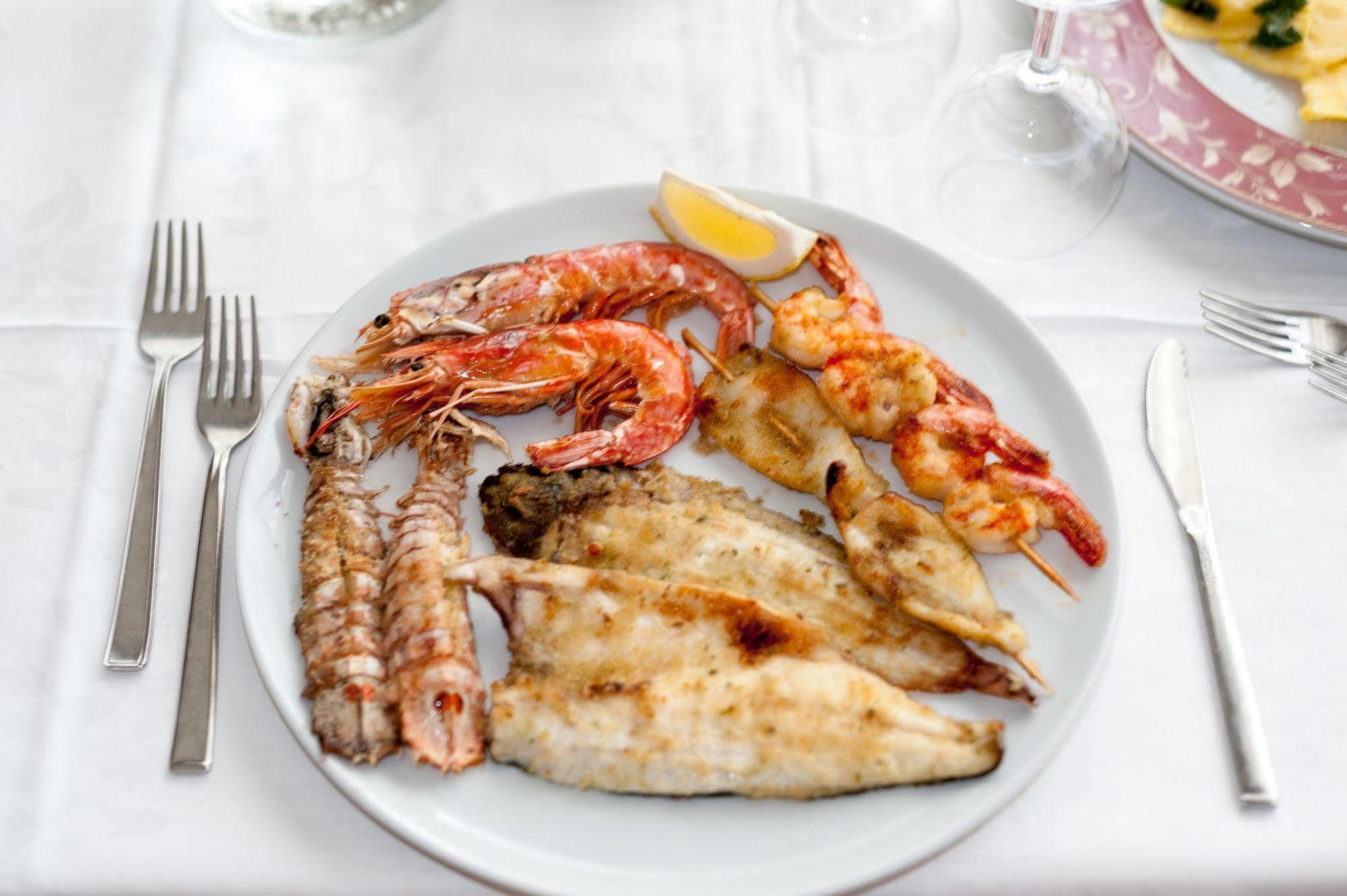 Regina Hotel E Ristorante Punta Marina Exteriér fotografie